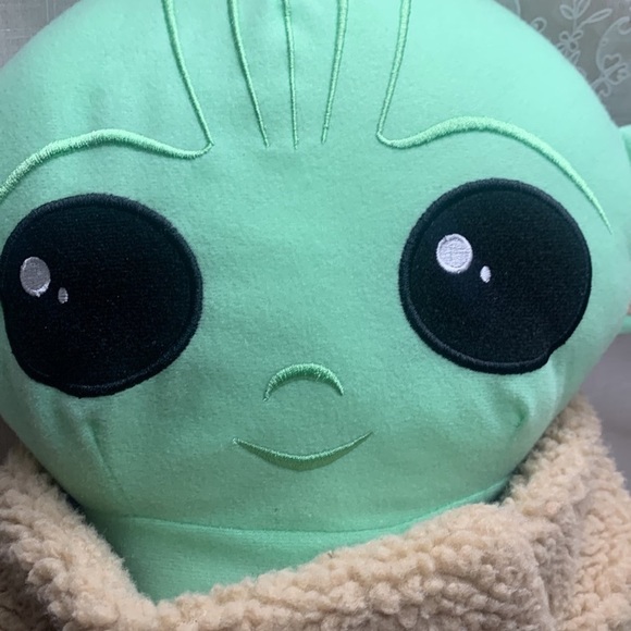 21"x 10" Star Wars The child baby Yoda plush cuddle pillow with hands & feet - Picture 11 of 12